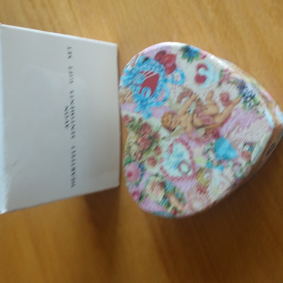 Avon heartfelt sentiments gift box with pierced earrings. 3 nesting heart boxes - Picture 5 of 7